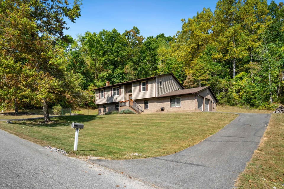 1720 Blake Drive, photo 3 of 40
