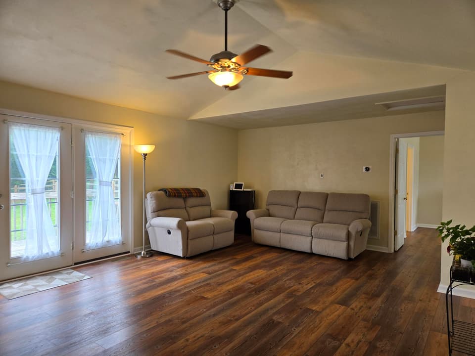 440 Windsor Dr, photo 3 of 33