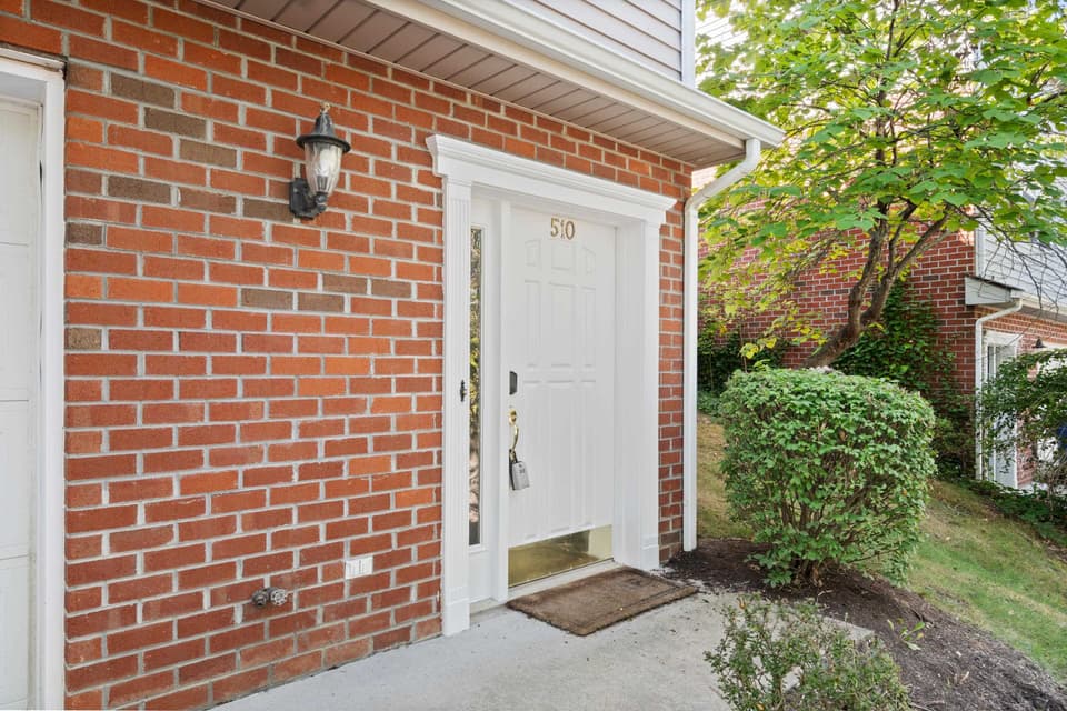 510 Oak Tree Boulevard NW, photo 4 of 33
