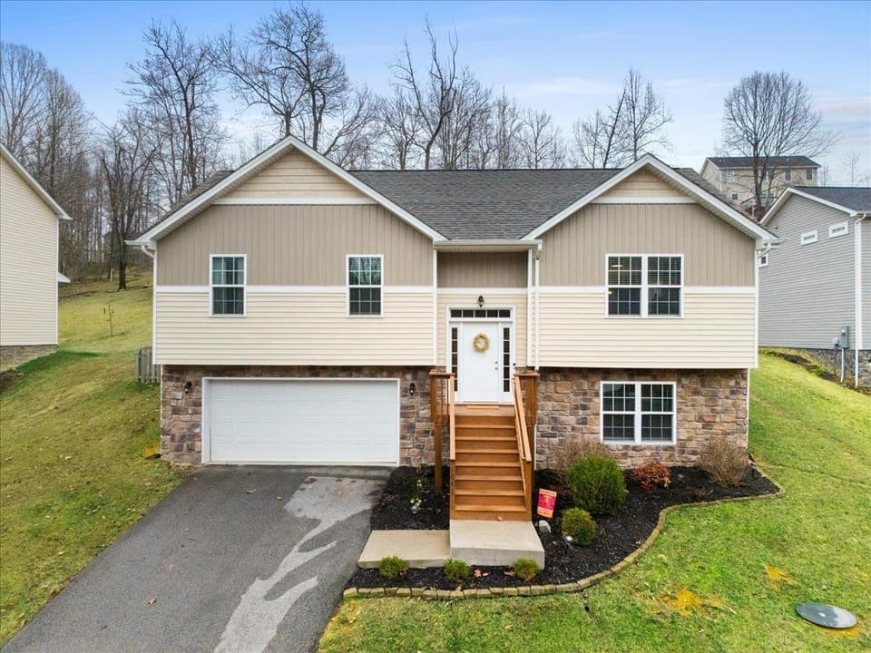 1041 St Clair Lane, Christiansburg, VA