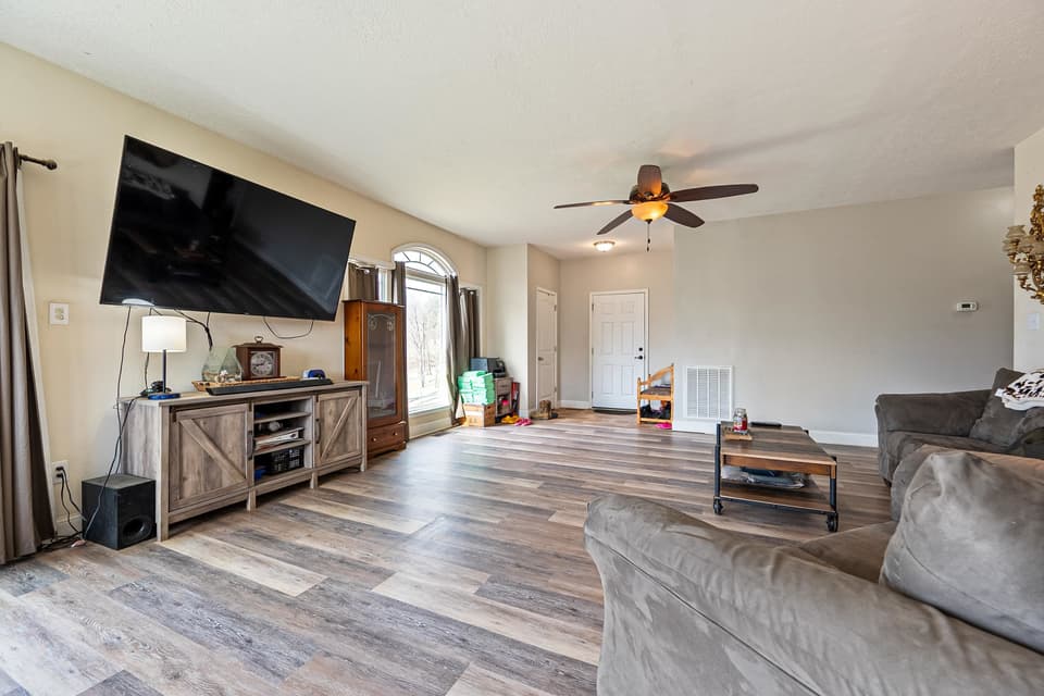 285 Easy Street, photo 11 of 40