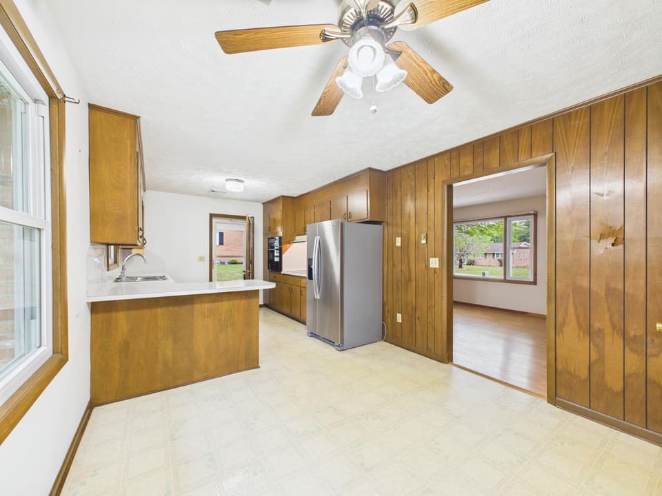 405 Maple Drive SE, photo 7 of 37