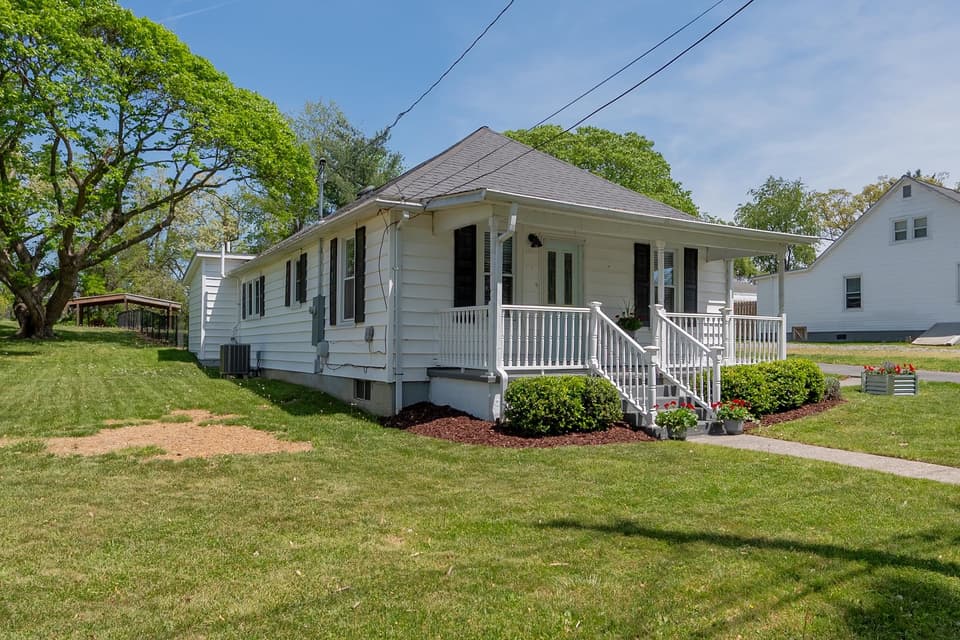 940 Forest Street, photo 5 of 40