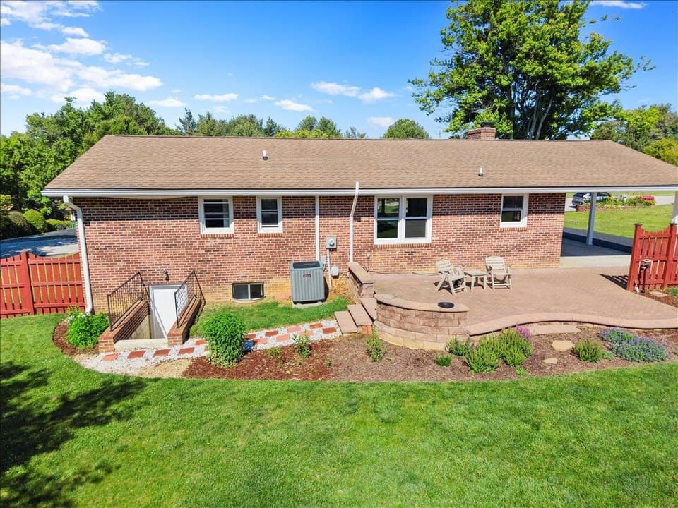 180 Henley Drive, photo 7 of 40