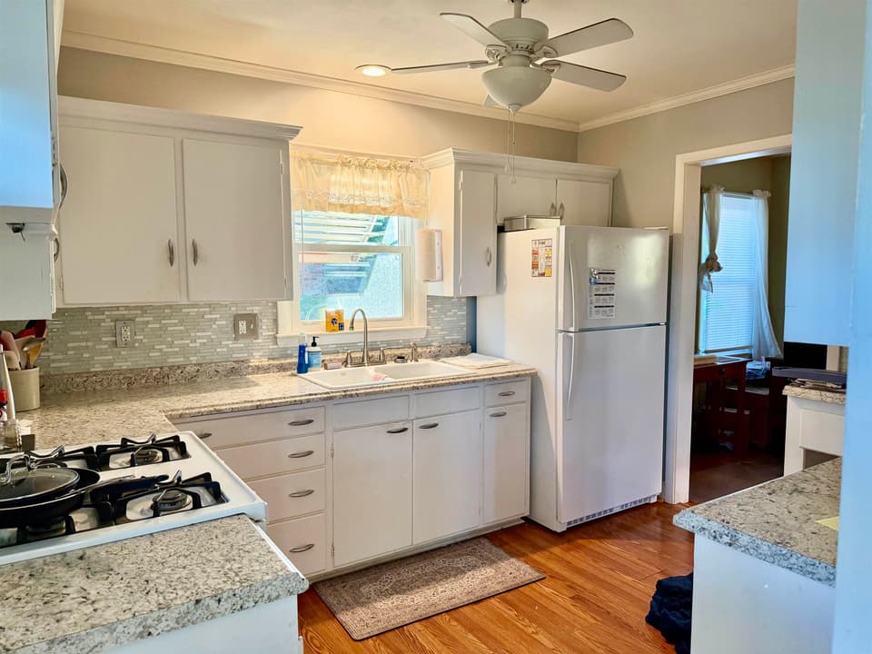 680 Mountainview Drive, photo 3 of 24