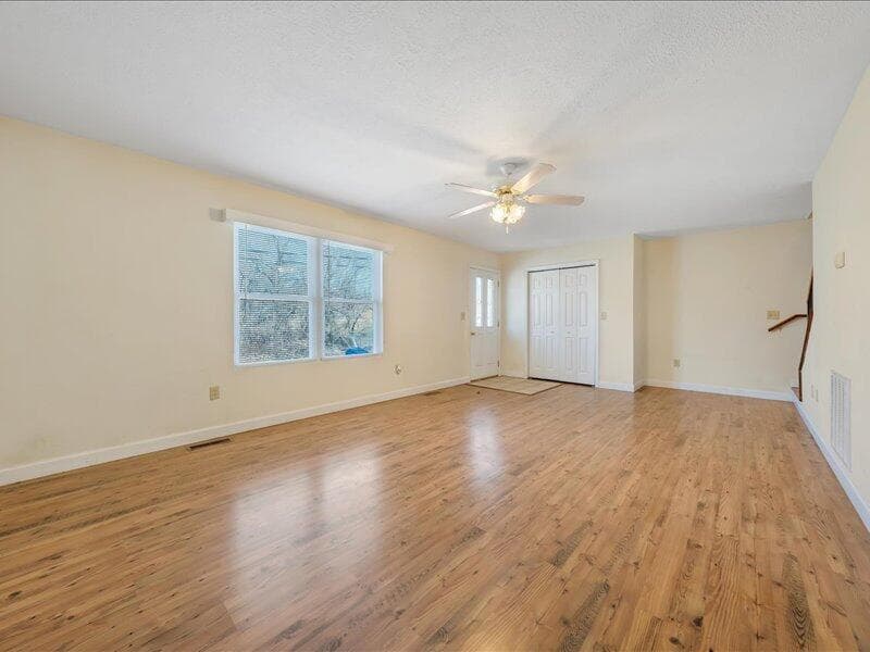 275 Depot St NE, photo 6 of 32