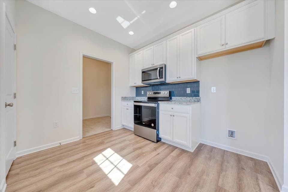 960 Holland Loop, photo 4 of 16