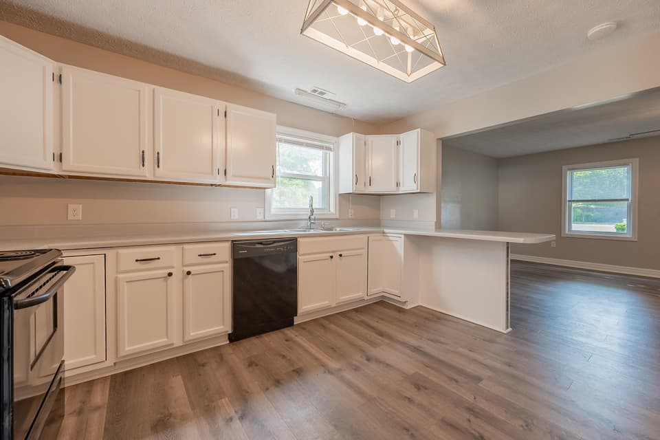 375 Warren Street, photo 10 of 40