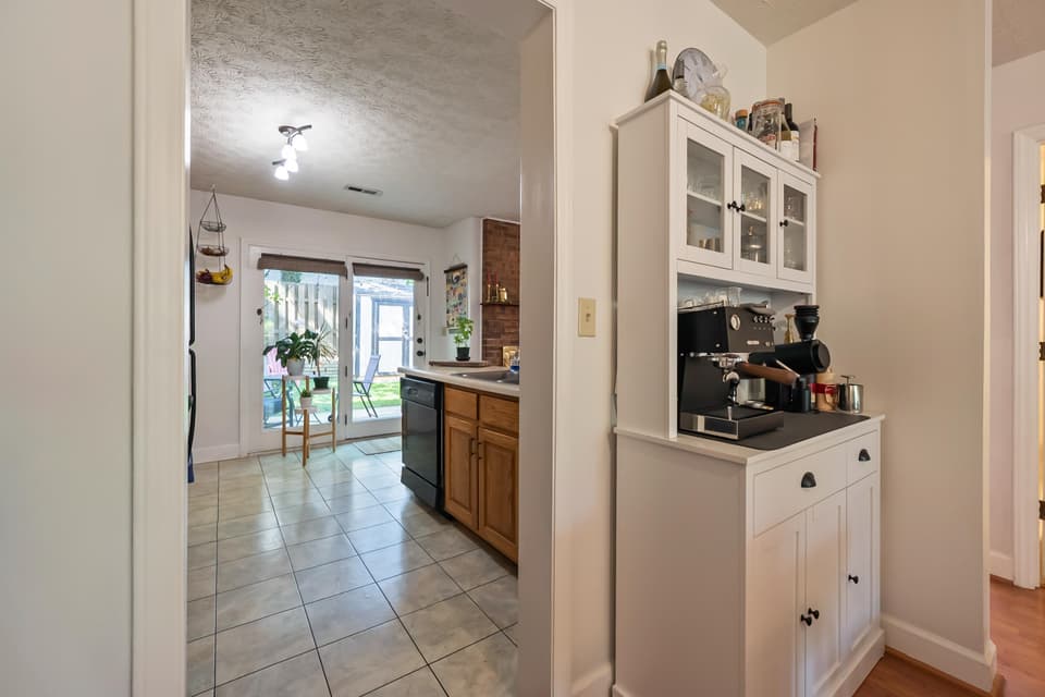 705 Colhoun Street NE, photo 18 of 40