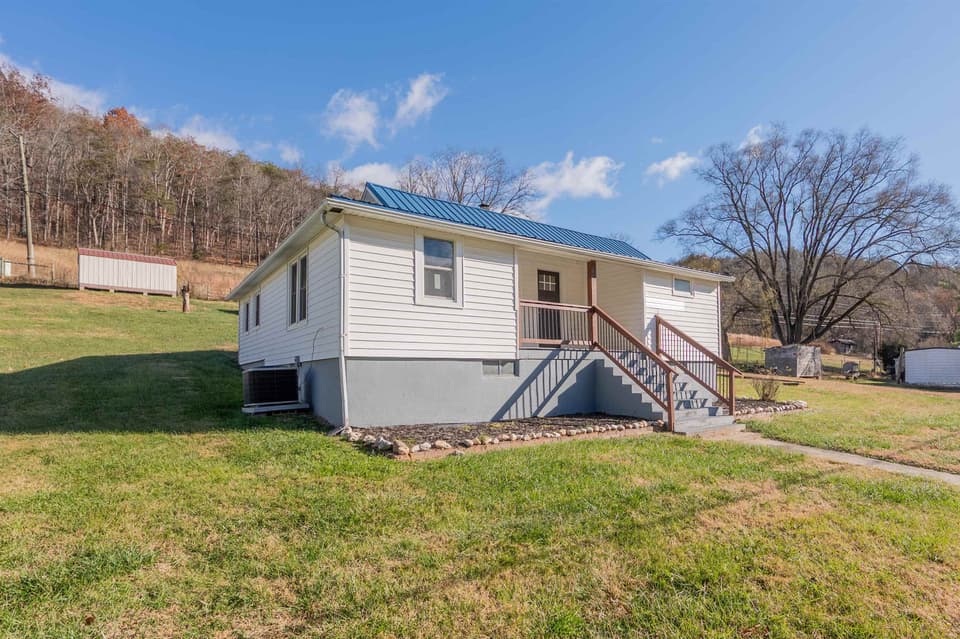 854 Den Hill Road, photo 6 of 40