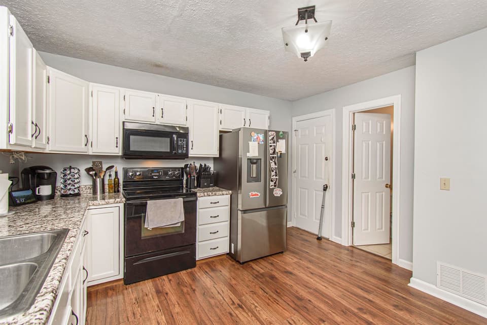 595 Tarrytown Road, photo 15 of 33