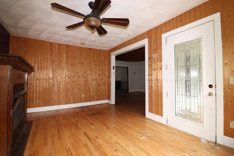 402 Craig St NE, photo 8 of 17