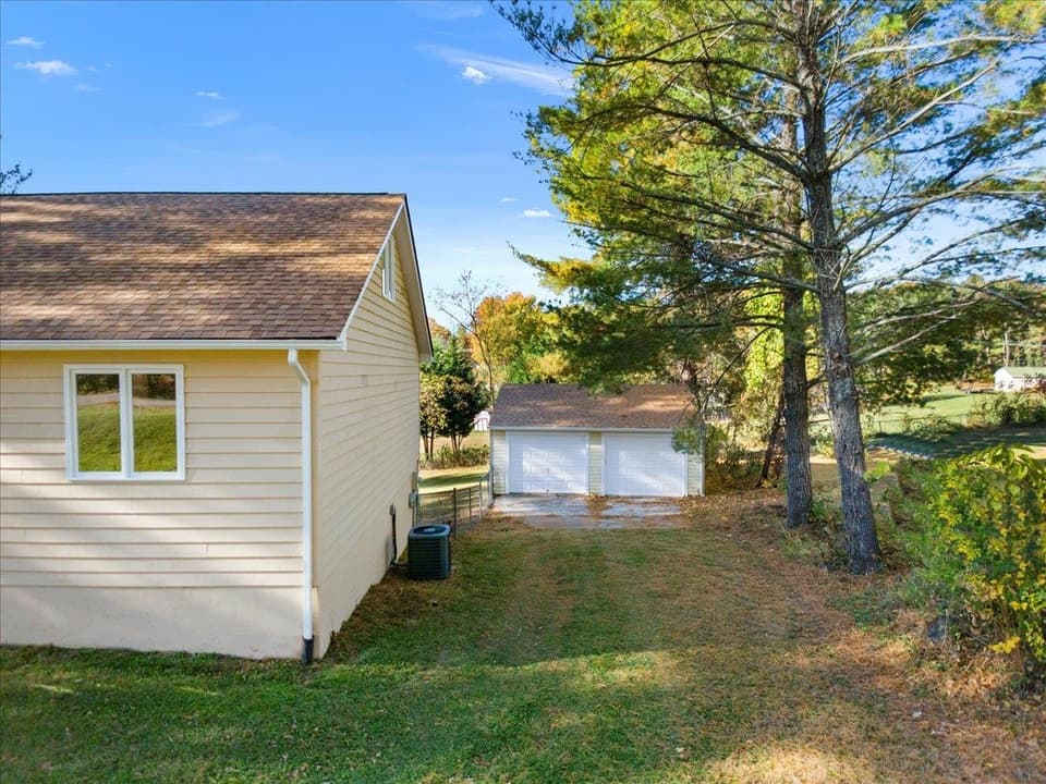 395 Cherokee Drive, photo 6 of 40