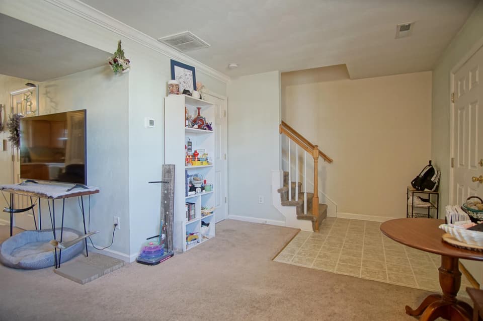 90 Salem Lane, photo 6 of 33