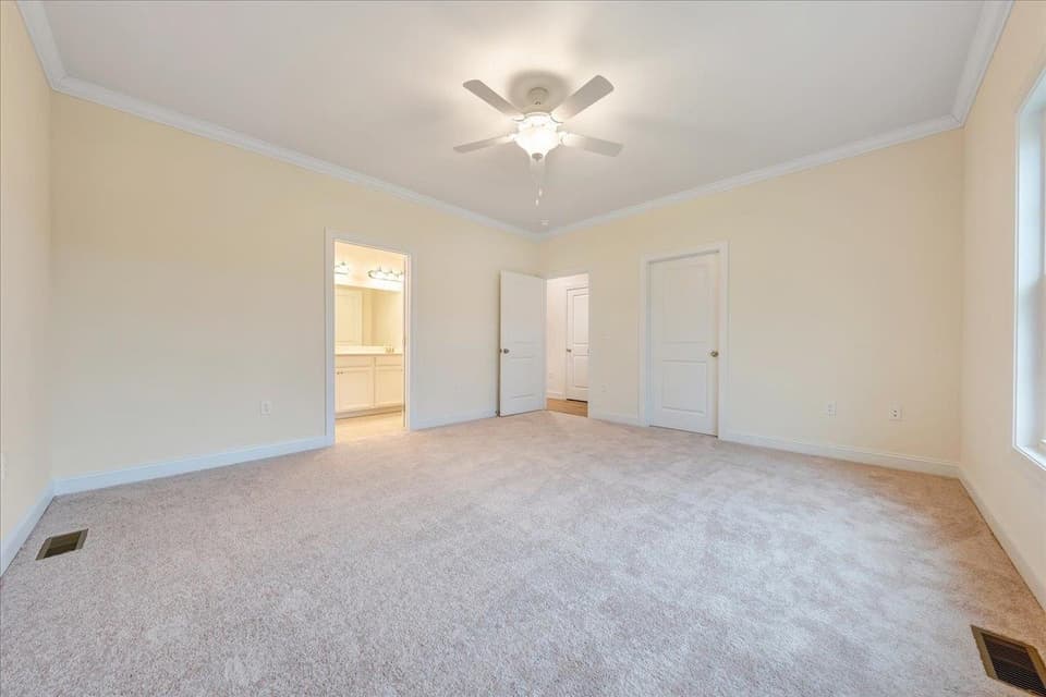 940 Holland Loop, photo 3 of 40