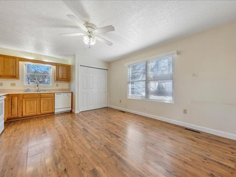 275 Depot St NE, photo 11 of 32