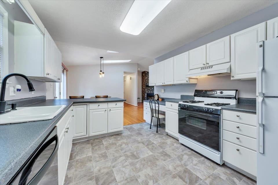 430 Virginian Drive, photo 14 of 36