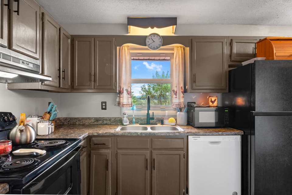 326 Rolling Hills Drive, photo 10 of 40