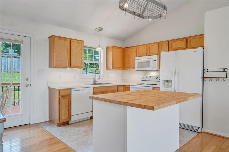 100 Wistaria Drive, photo 8 of 36