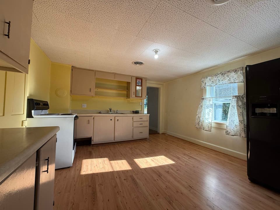 945 Montgomery Street, photo 9 of 31
