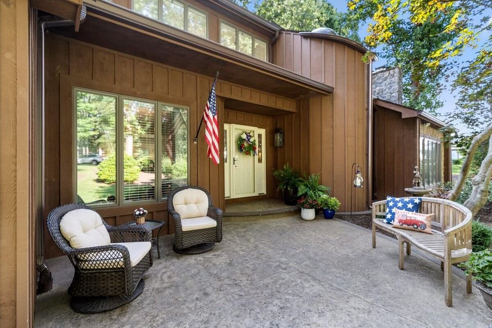 255 Patricia Lane NE, photo 6 of 35