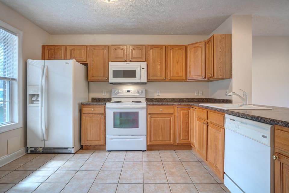 825 Oaktree Boulevard, photo 6 of 32