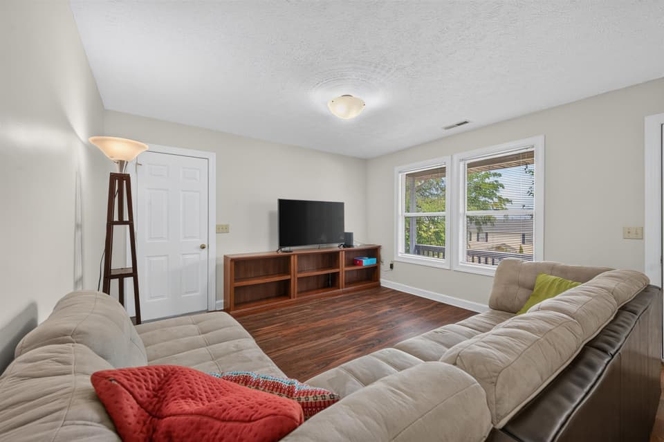 650 Kamran Drive, photo 8 of 40