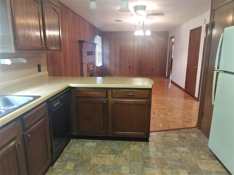 3875 Roanoke St, photo 6 of 40