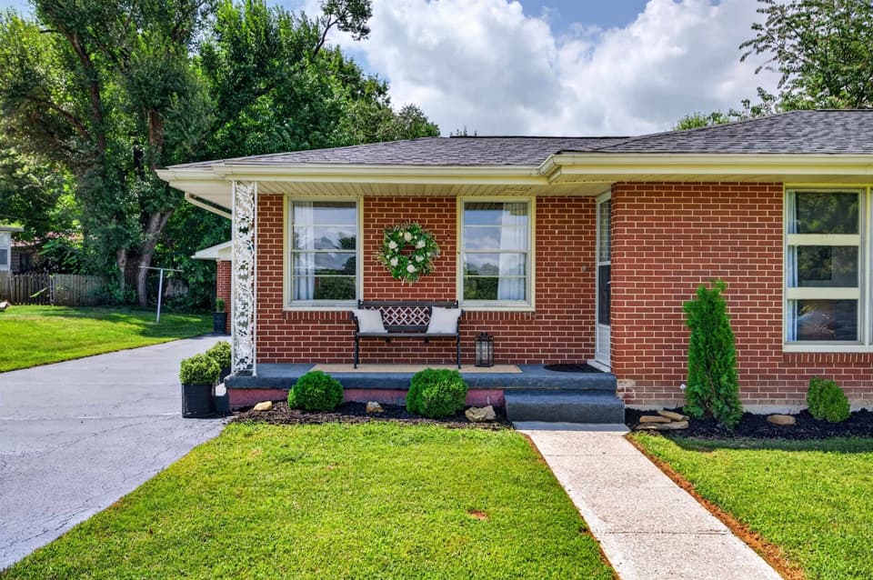 107 Roseland Drive, photo 3 of 40