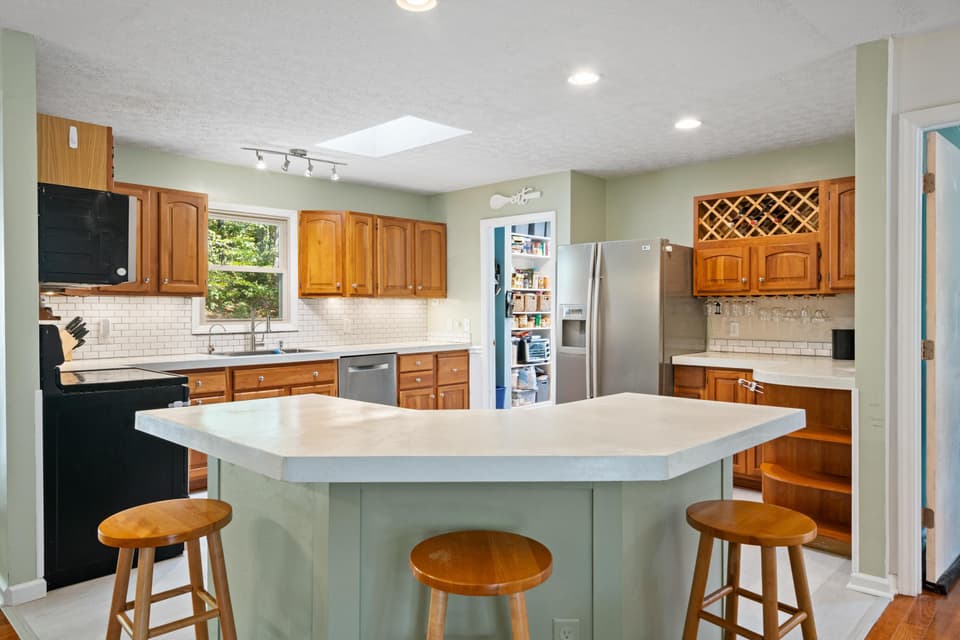 1720 Blake Drive, photo 4 of 40