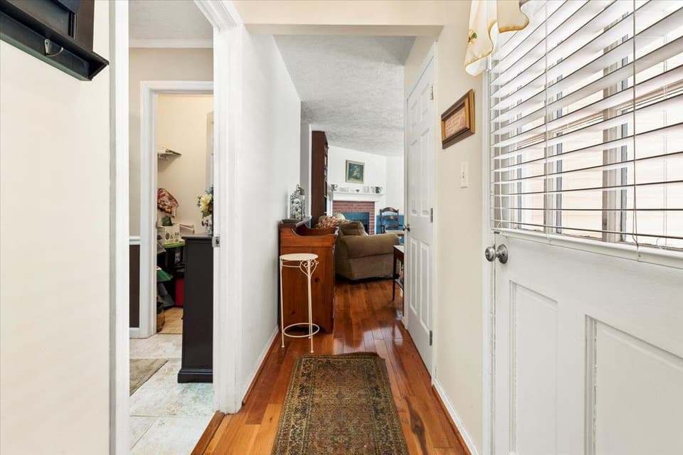 1290 Sherwood Drive, photo 13 of 40