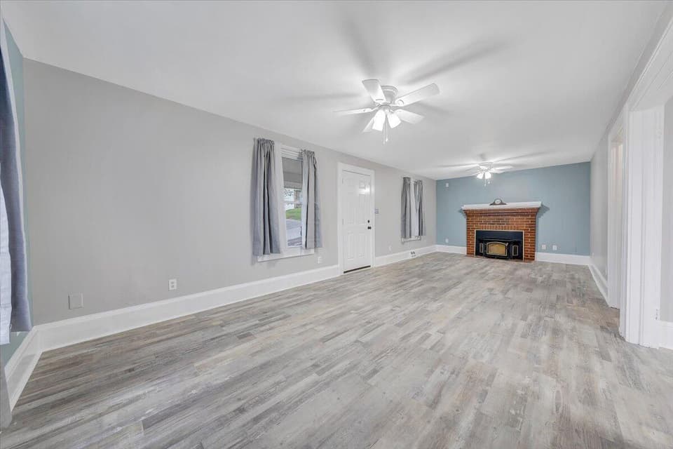 855 E Main St, photo 2 of 34