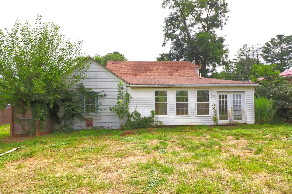 402 Craig St NE, photo 4 of 17