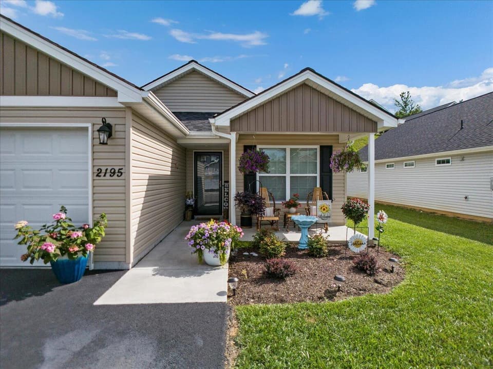 2195 Glade Drive SE, photo 3 of 38