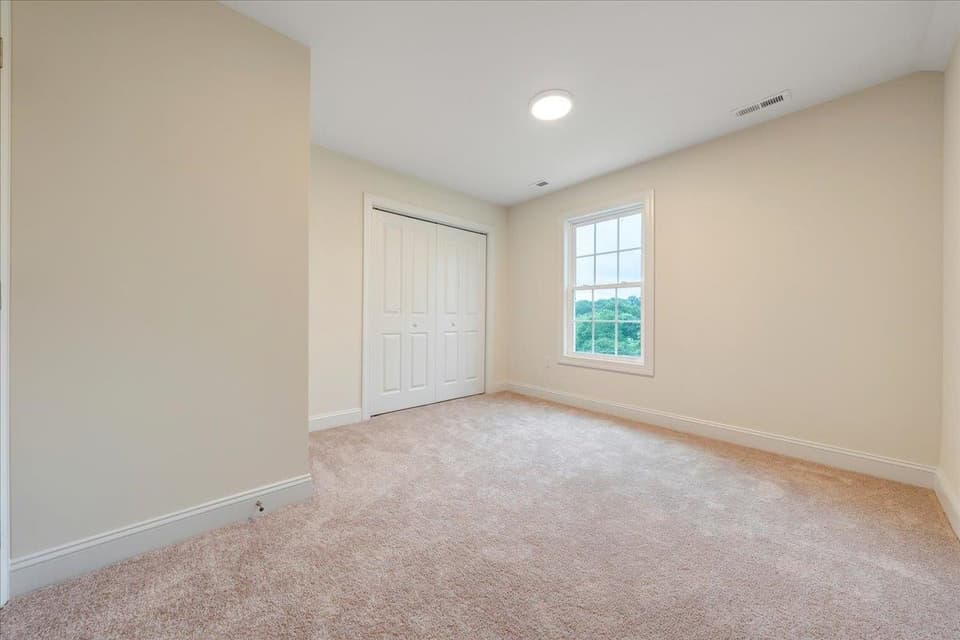 940 Holland Loop, photo 15 of 40