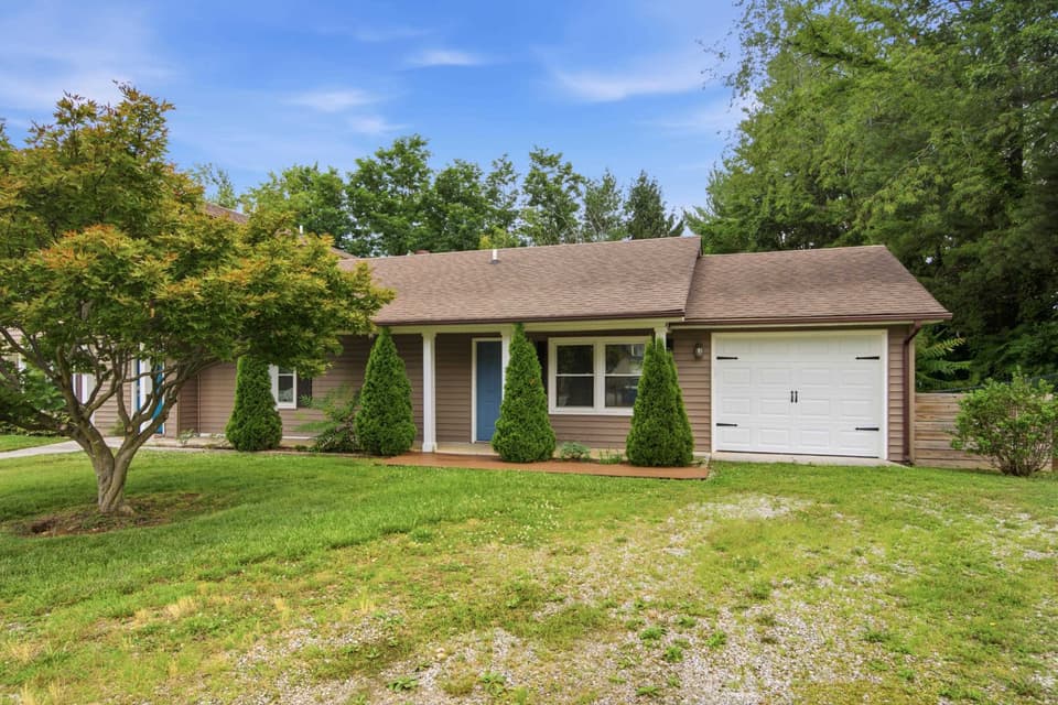 315 Cherokee Drive Unit B, photo 2 of 32