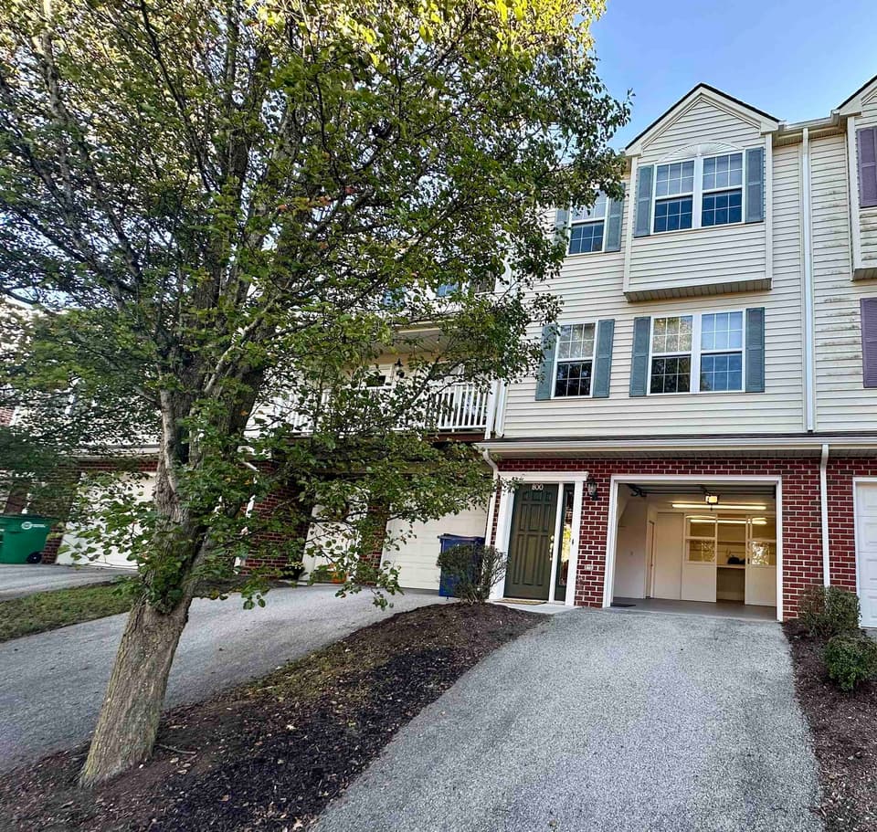 800 Oak Tree Boulevard, photo 2 of 40