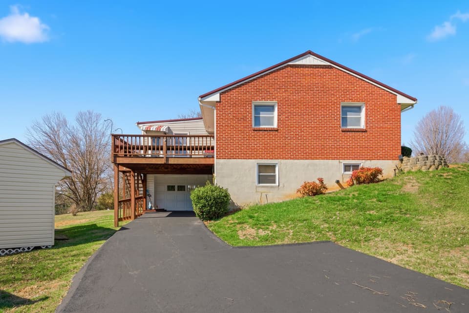 205 Roundhill Drive, photo 8 of 40
