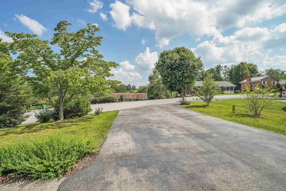 650 Betty Drive, photo 12 of 40