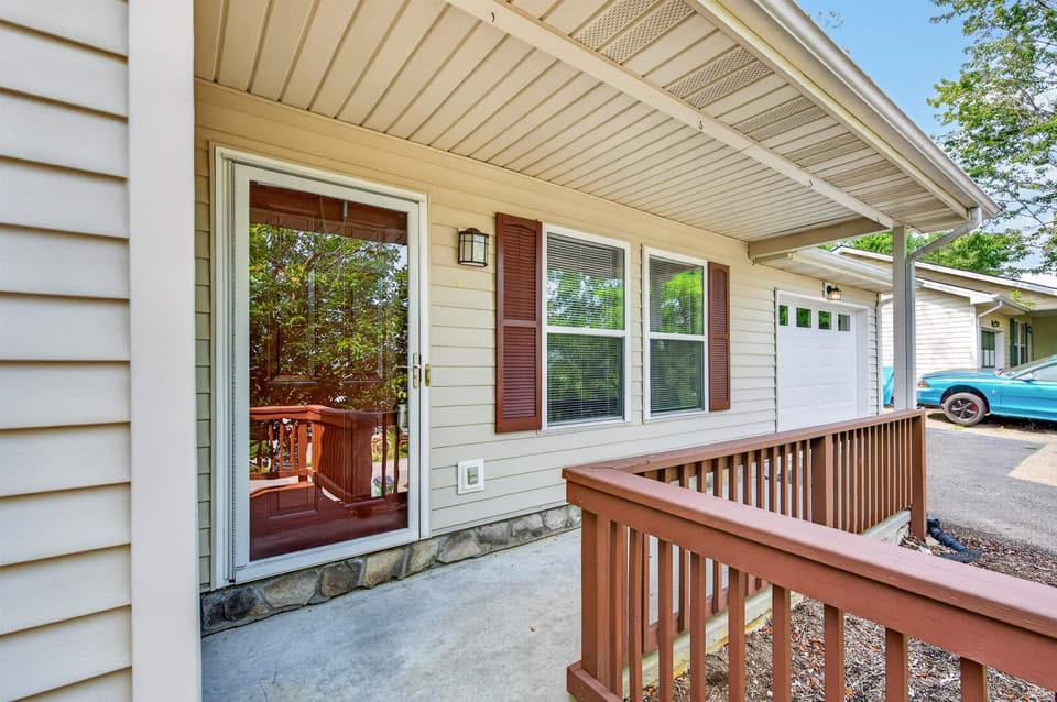 650 Kamran Drive, photo 2 of 40
