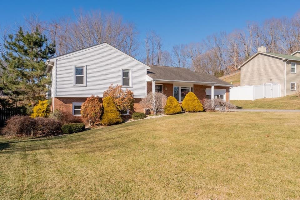 640 Lyle Lane, photo 4 of 40
