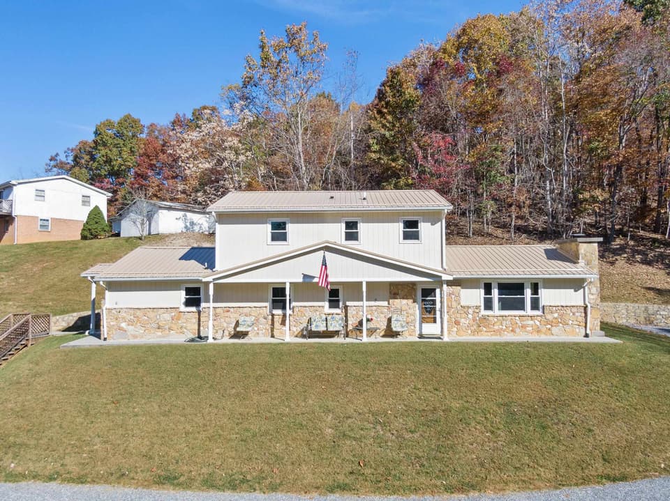 4550 Wayside Drive, photo 2 of 40