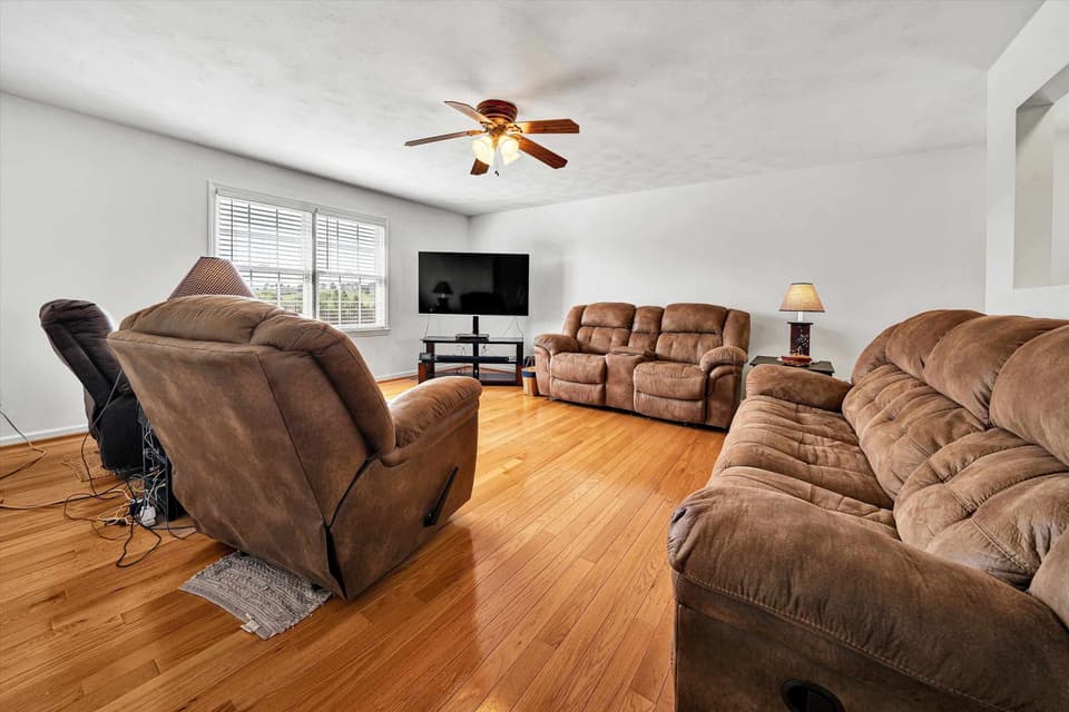 540 Harkrader Street, photo 4 of 35