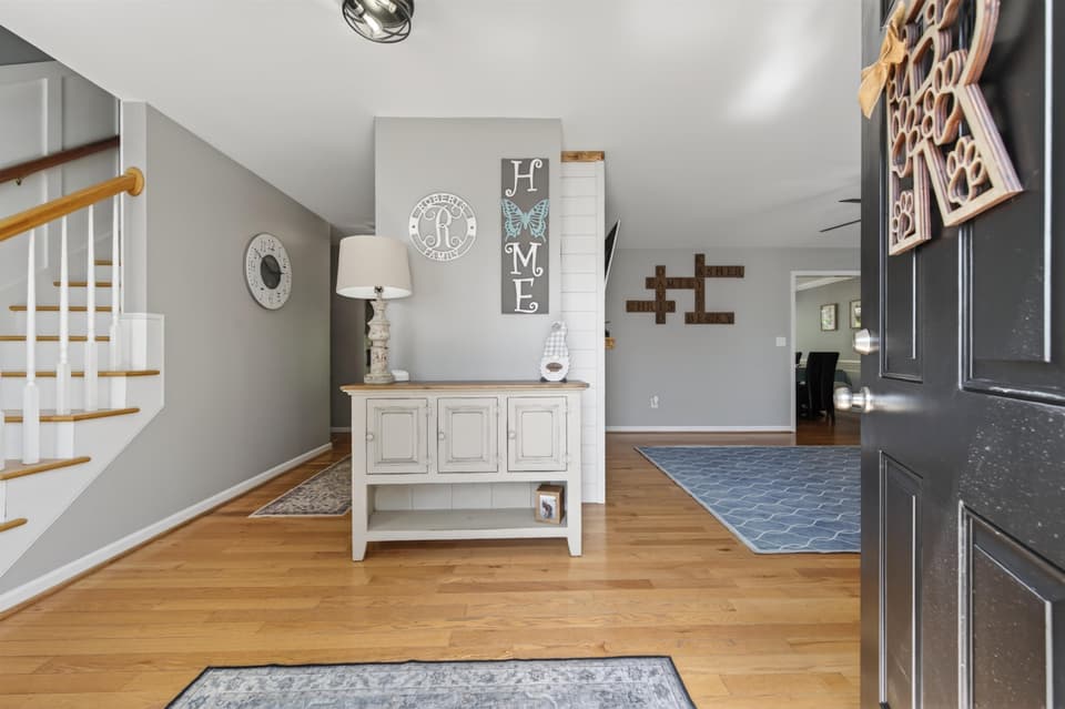 1555 Diana Drive, photo 3 of 40
