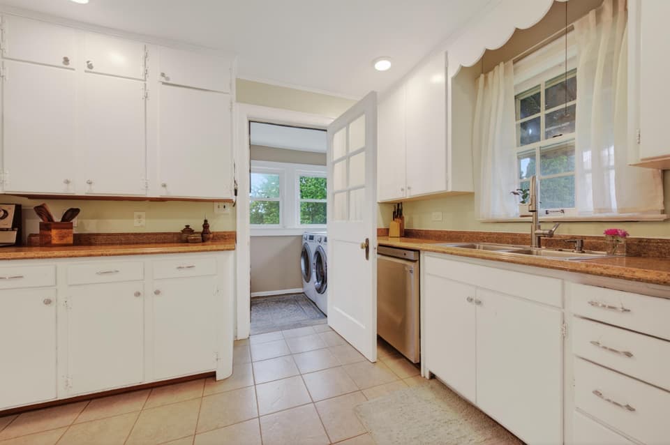 301 S Franklin Street, photo 10 of 35