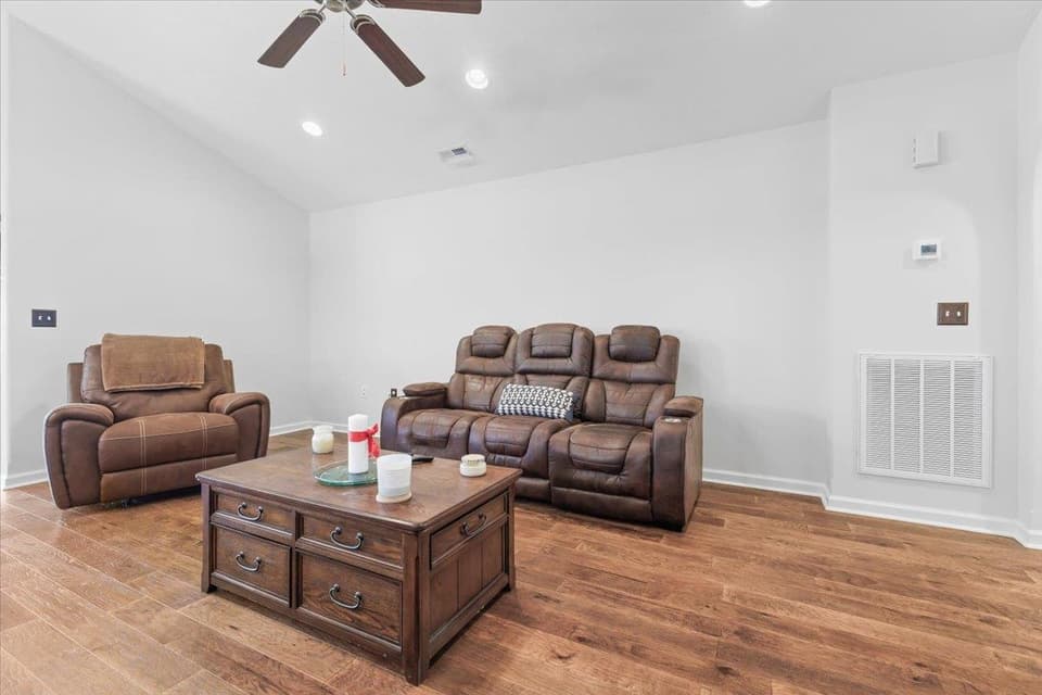 2150 Giles Drive, photo 13 of 37