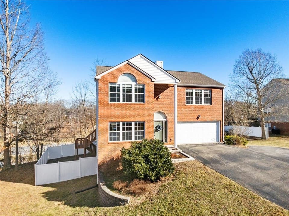 250 Barkwood Street, photo 4 of 40