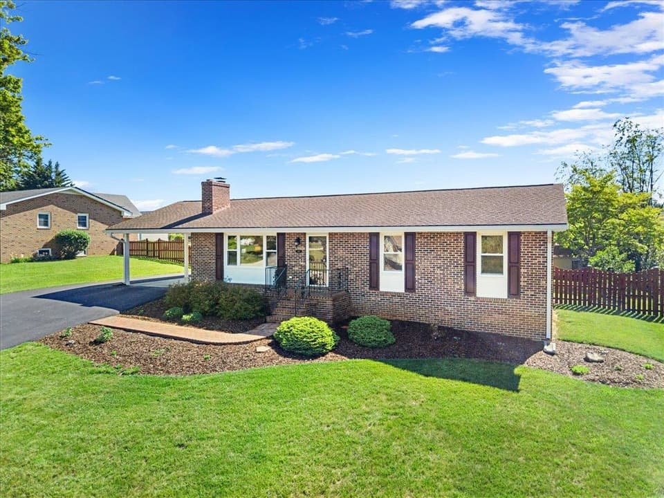 180 Henley Drive, photo 3 of 40