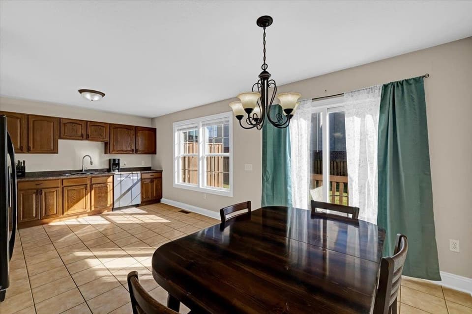 940 Oaktree Boulevard, photo 8 of 30