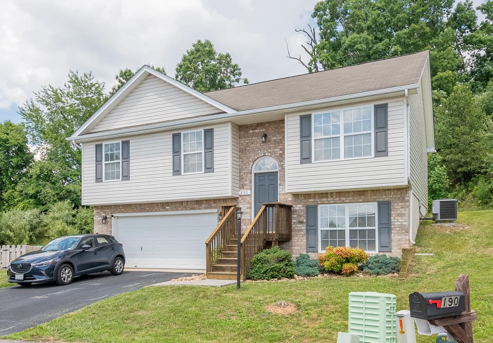 200 Wistaria Drive, photo 4 of 35